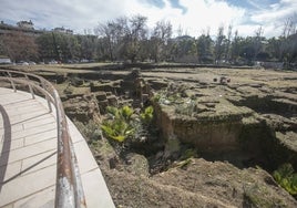 La limpieza del anfiteatro romano de Córdoba, en imágenes