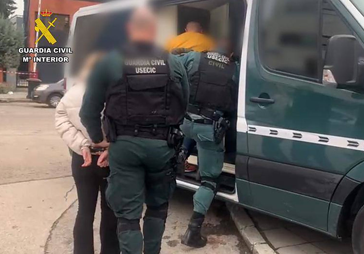 Varios agentes de la Guardia Civil detienen a los albaneses implicados en la red criminal