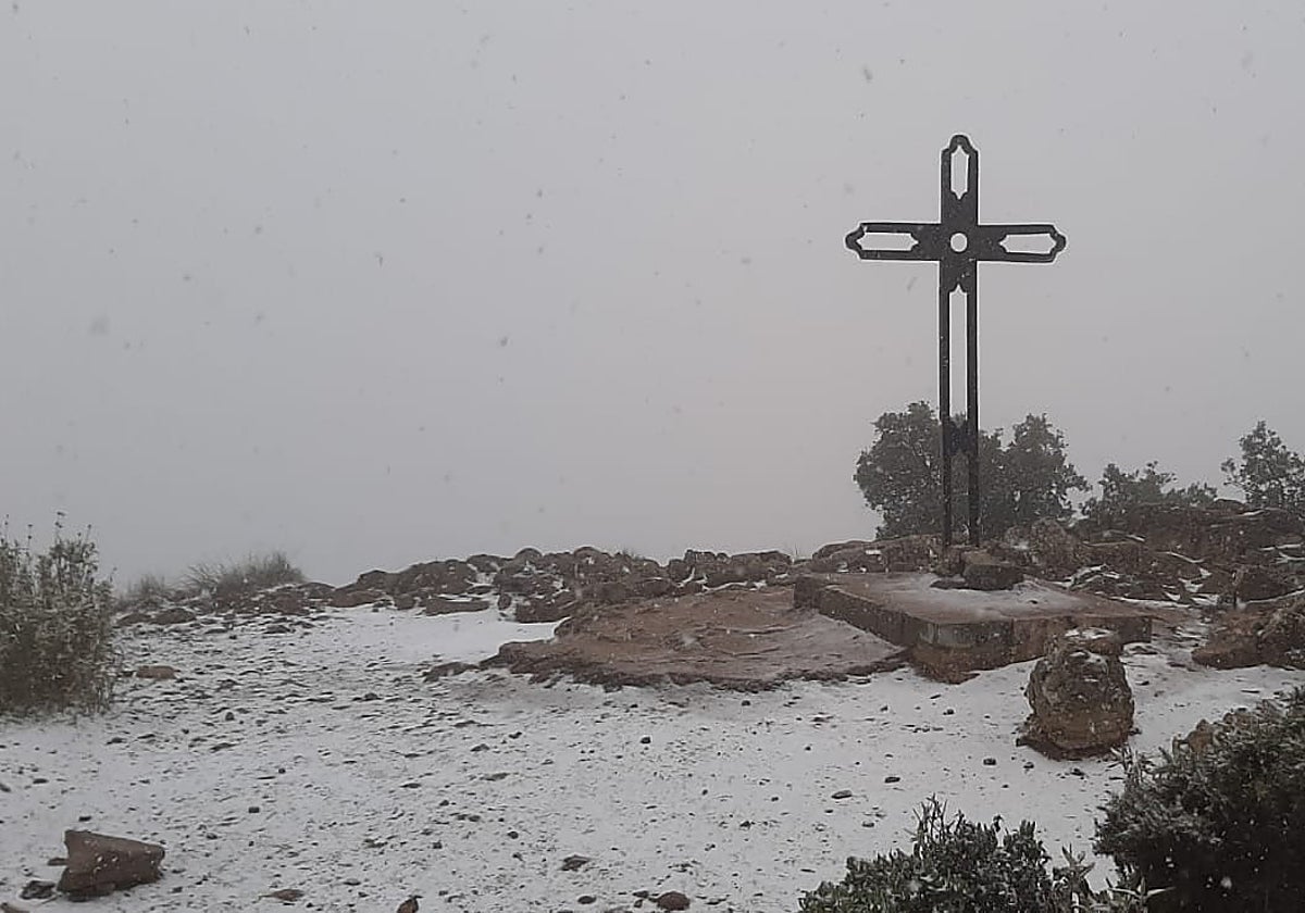 Nieve junta a la Cruz de Juanar en Marbella