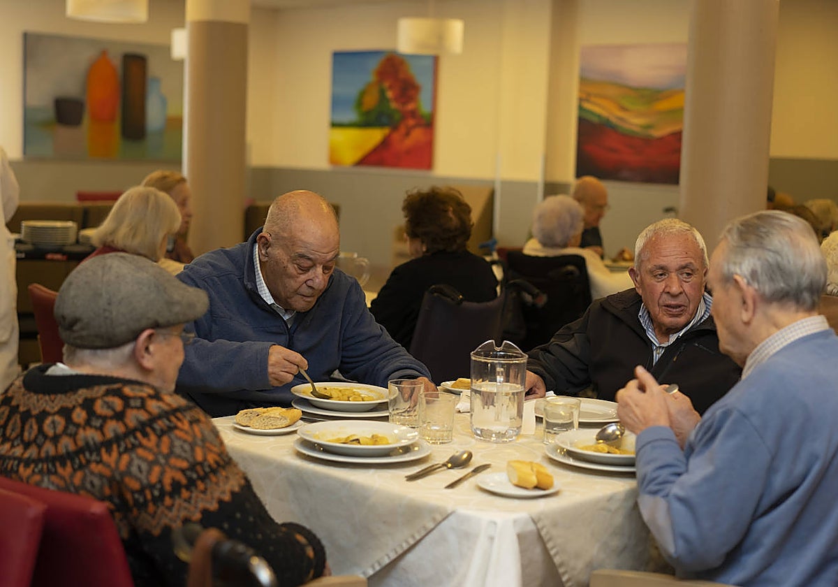 José Luis Rodríguez (en el centro, con jersey azul), en su residencia ayer