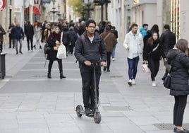 Seguro y casco obligatorios, un gasto extra de hasta 200 euros para usuarios de patinetes