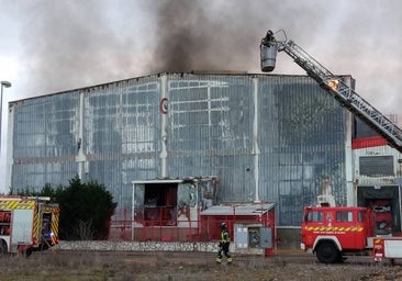 Un virulento incendio calcina naves y oficinas de Cascajares en Dueñas (Palencia)
