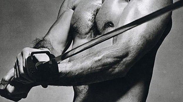 El escritor japonés Yukio Mishima empuñando una catana de samurái con ambas manos