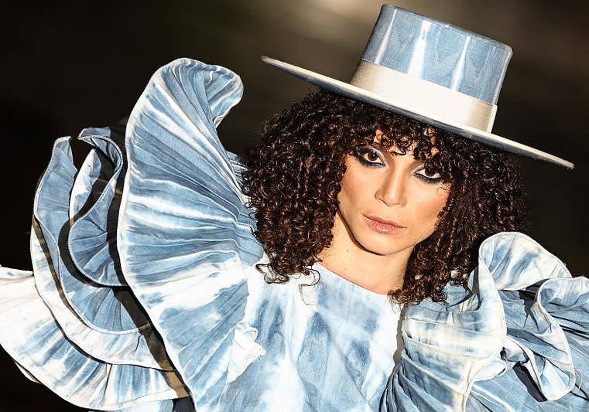 Una de las modelos del desfile, con una prenda creada por Juana Martín