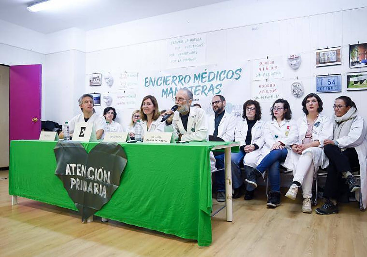 Médicos de Atención Primaria, en su encierro en un local vecinal de Manoteras