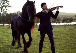 El violinista Paco Montalvo se luce en las redes acompañado de un magnifico caballo