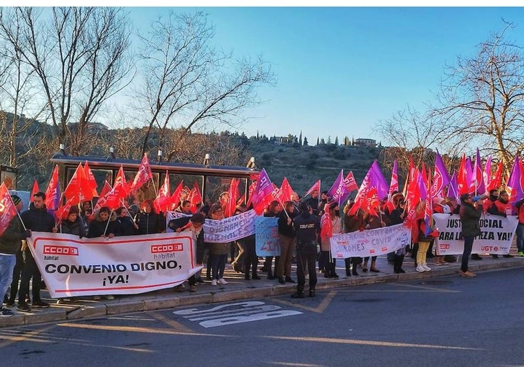 El sector de la limpieza protesta en las Cortes para pedir una solución y la intermediación de la Junta