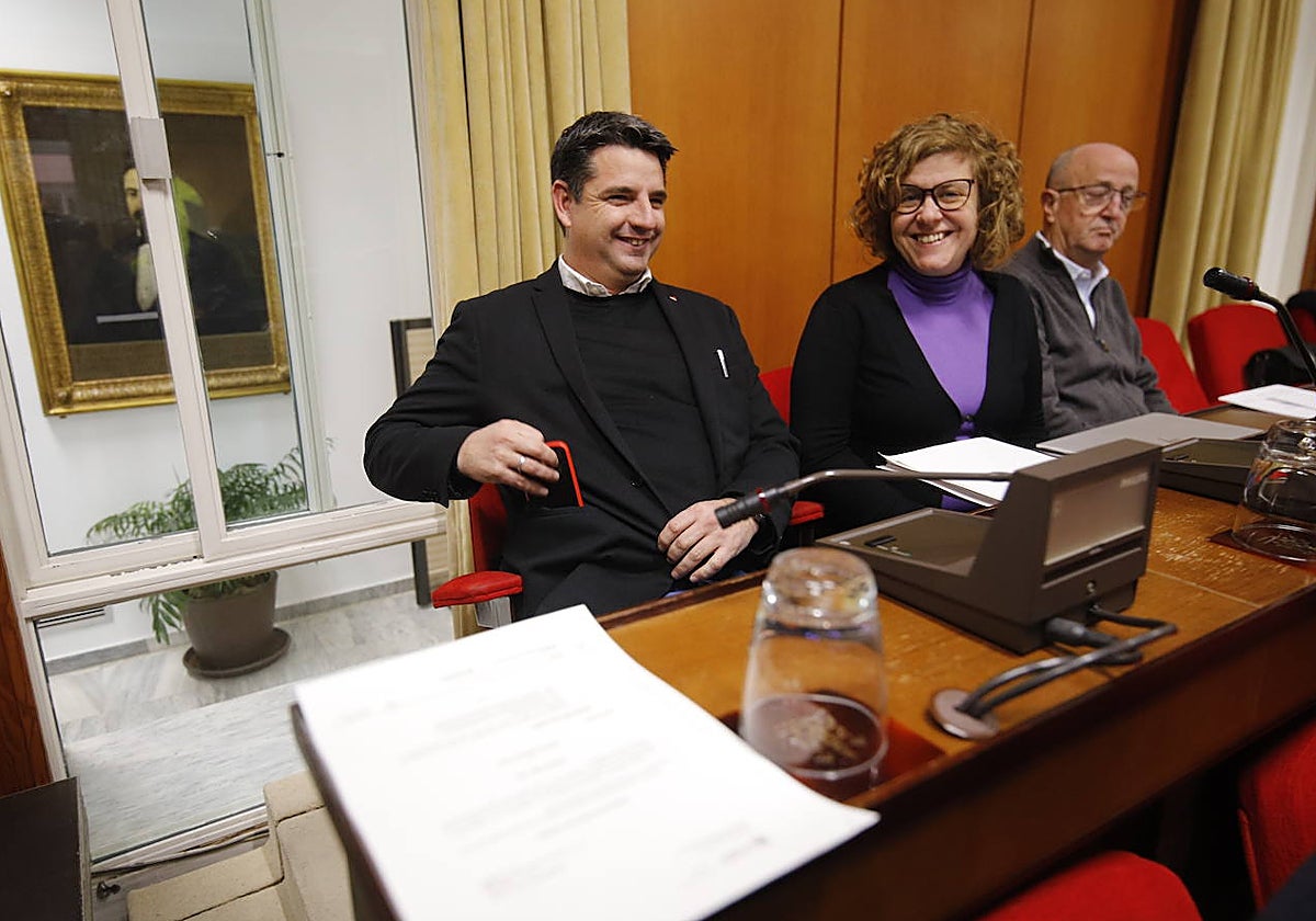 Alba Doblas, con Pedro García, en el Pleno del Ayuntamiento de Córdoba este jueves