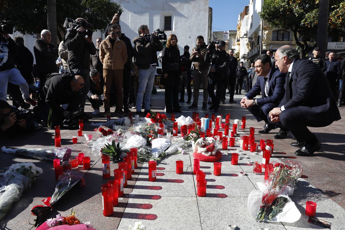 El féretro del sacristán Diego Valencia sale a hombros de la Iglesia de La Palma, tras la misa funeral