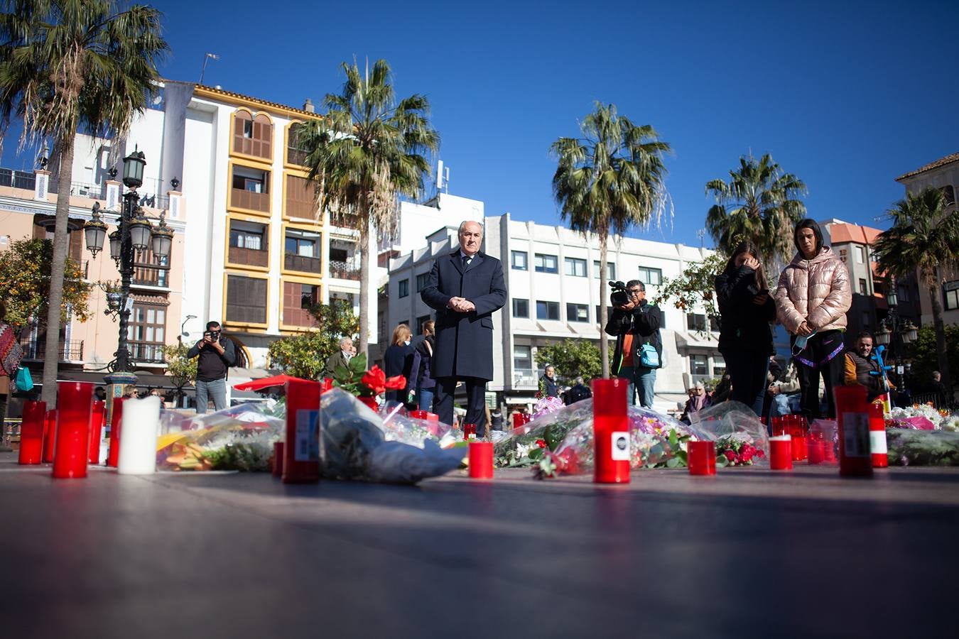 El féretro del sacristán Diego Valencia sale a hombros de la Iglesia de La Palma, tras la misa funeral