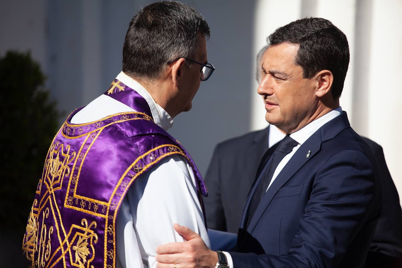 El féretro del sacristán Diego Valencia sale a hombros de la Iglesia de La Palma, tras la misa funeral