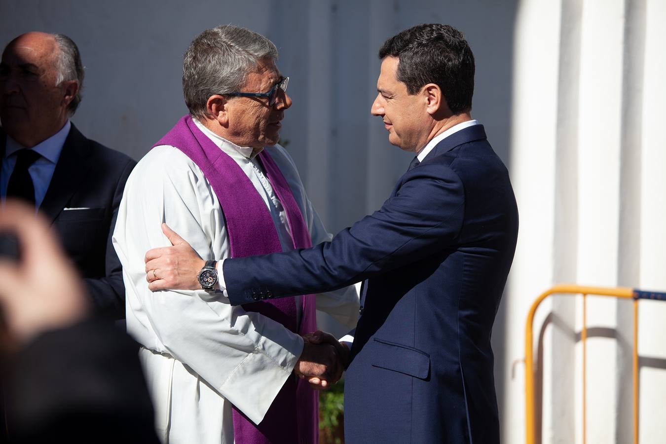 El féretro del sacristán Diego Valencia sale a hombros de la Iglesia de La Palma, tras la misa funeral