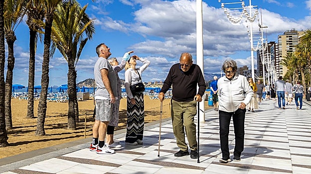 Imagen de archivo de dos personas mayores paseando por Benidorm (Alicante)