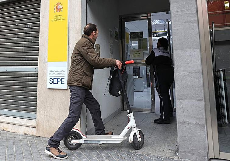 Un hombre entra a la oficina de empleo del SEPE de Colón