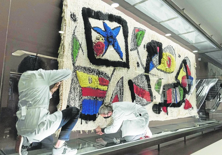 Tejiendo y destejiendo el monumental tapiz de Joan Miró
