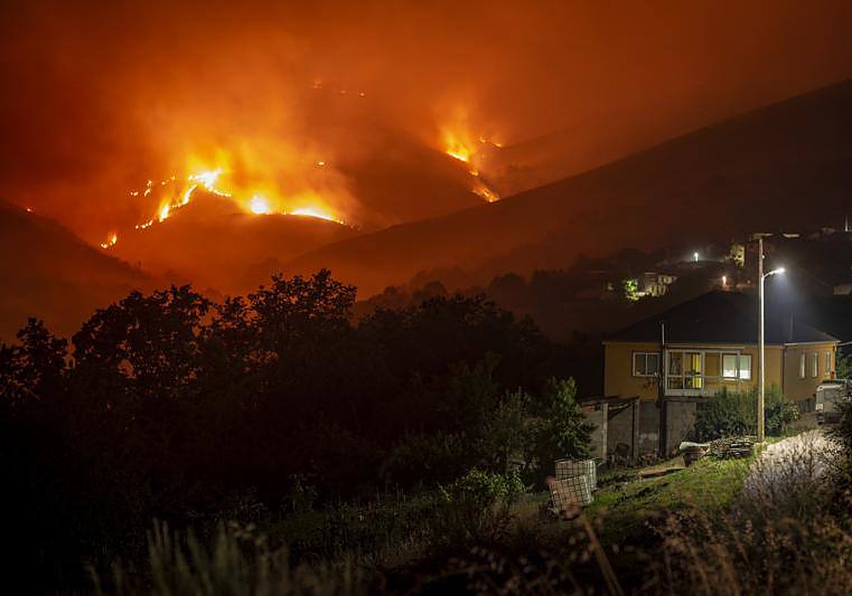 Incendio en Carballeda de Valdeorras (Orense), el pasado verano