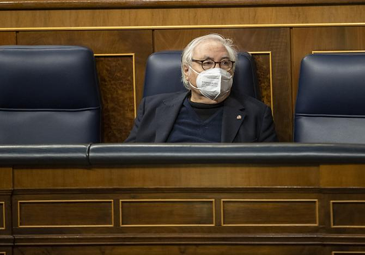 Manuel Castells, en su etapa de ministro, sentado en la bancada del Gobierno en el Congreso, en noviembre de 2021