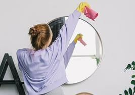 El truco definitivo para que no queden marcas en los espejos