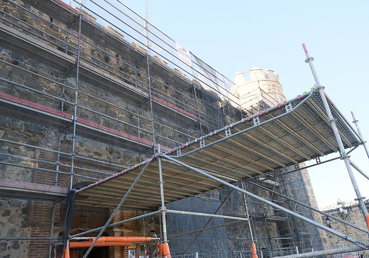 El castillo, vestido de andamios