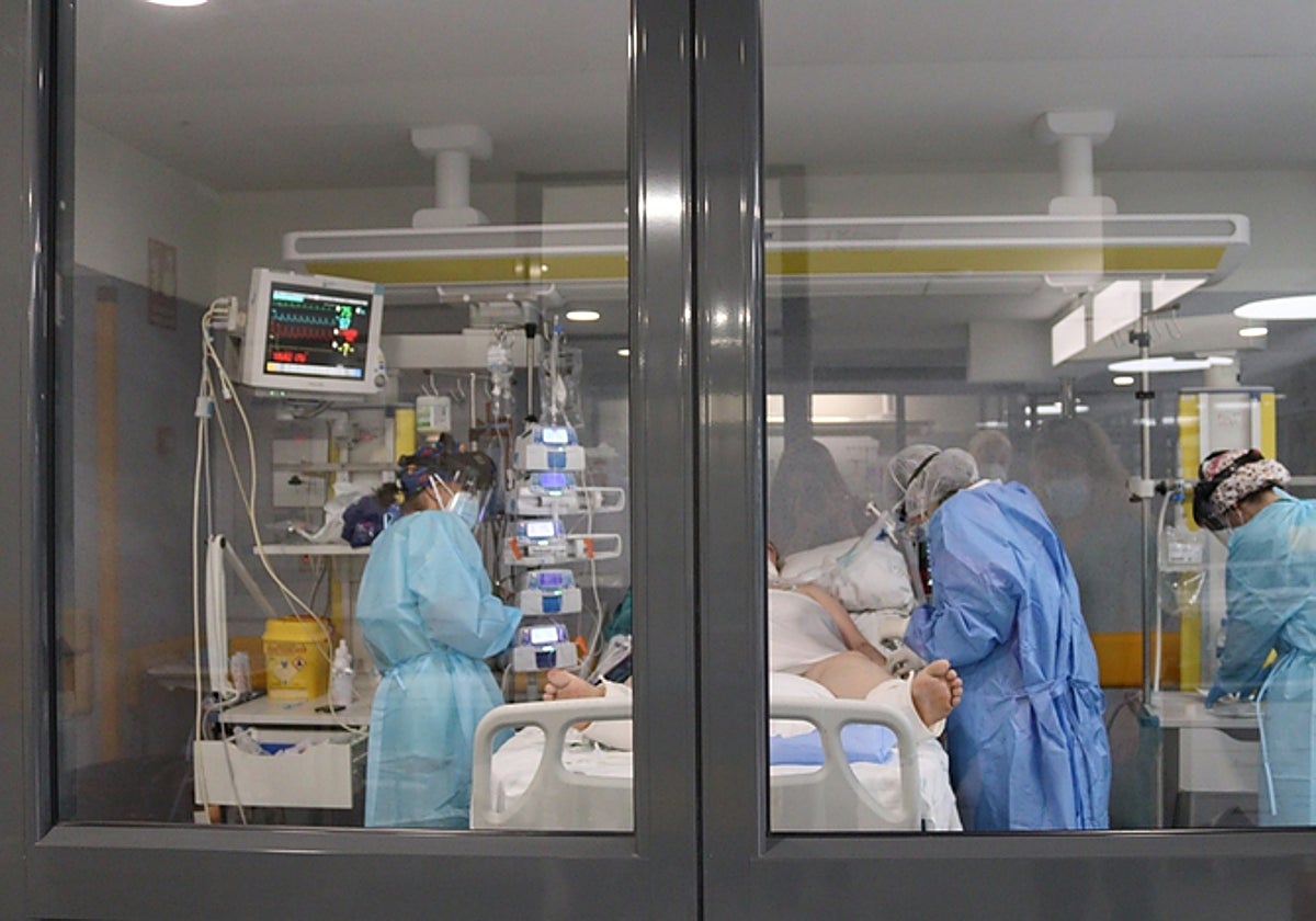 Sanitarios abordan a un paciente Covid ingresado en una UCI