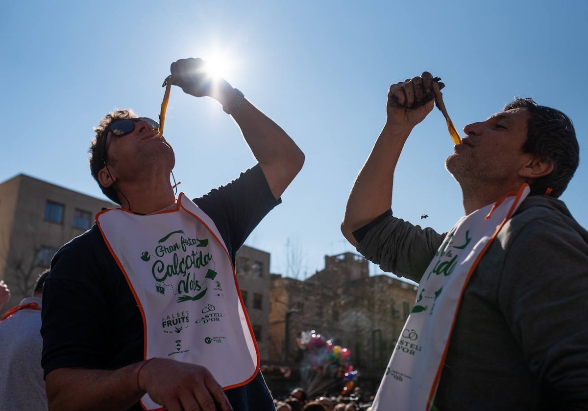 Dos participantes en la Festa de la Calçotada de Valls