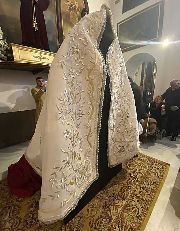 La Paz de Córdoba bendice el manto de vistas a juego con la saya del grupo de devotos de la coronación