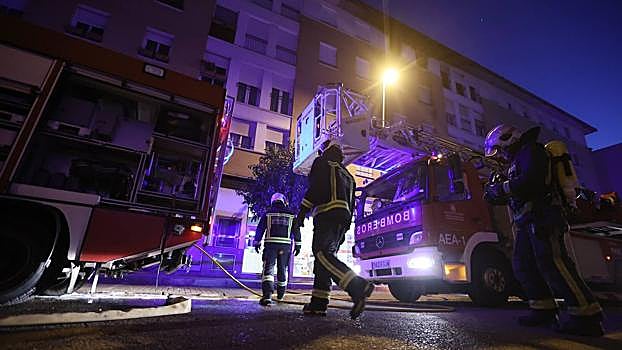 Bomberos tras sofocar el incendio