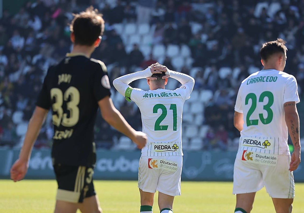 Javi Flores se lamenta de una ocasión fallida durante el encuentro