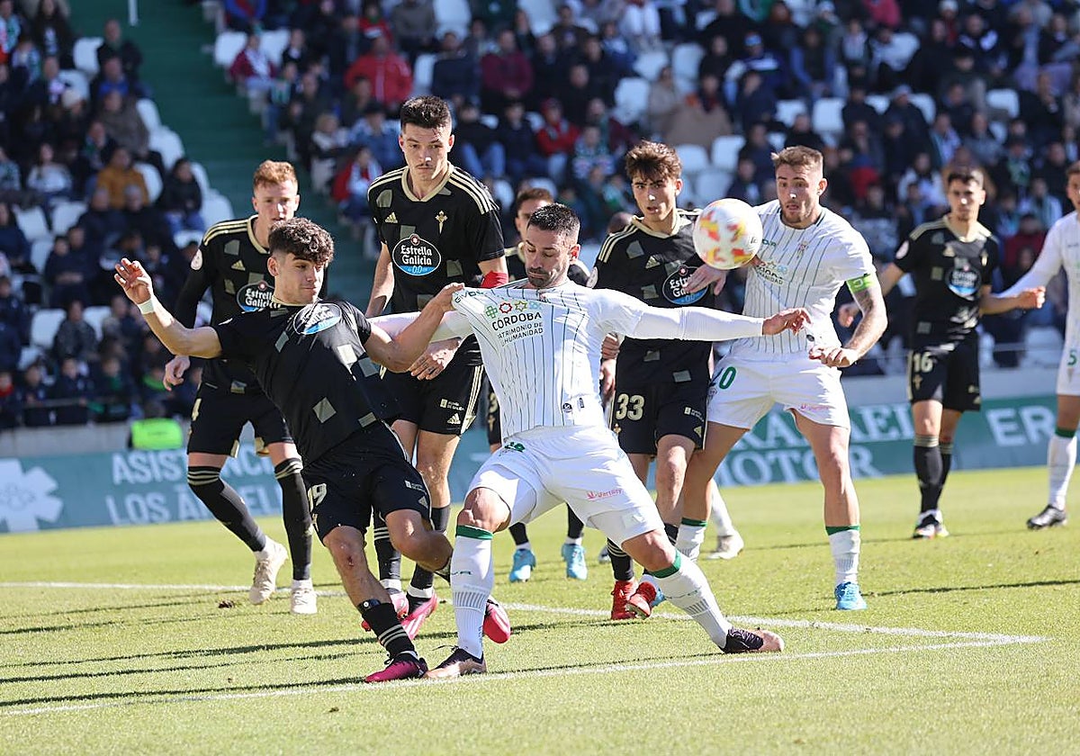Kike Márquez lucha por el balón con un rival del Celta B