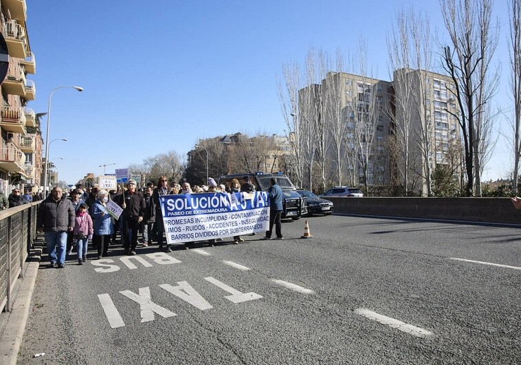 Más de medio millar de vecinos cortan la A-5 en Madrid como protesta por los ruidos y la contaminación