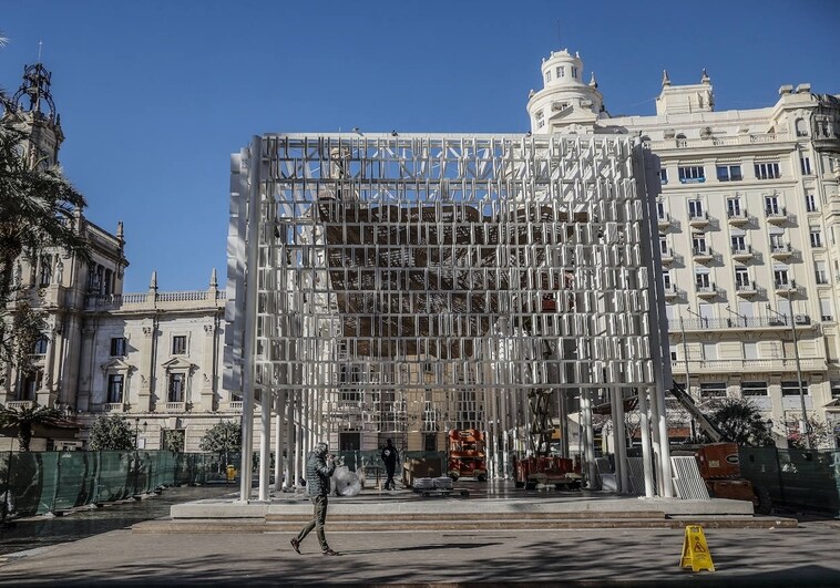 Valencia desmonta la estructura del Ágora de la plaza del Ayuntamiento para llevarla a La Marina