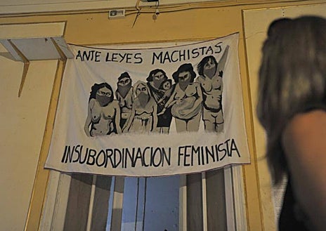 Imagen secundaria 1 - IIIIIUna de las polémicas muestras desarrolladas en la Casa Invisible, con la enseña nacional ahoracada (arriba)