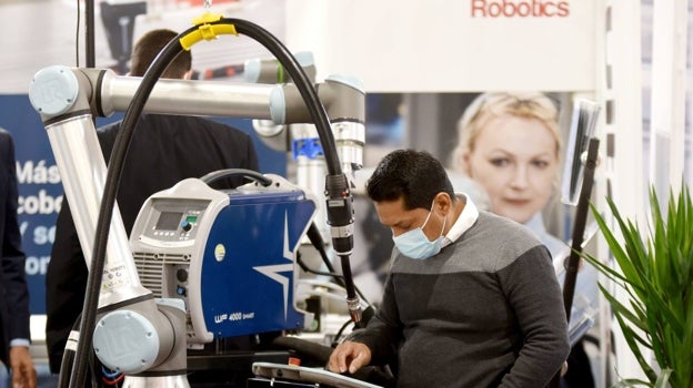 Uno de los asistentes a 'On Industry' observa un robot en la última edición