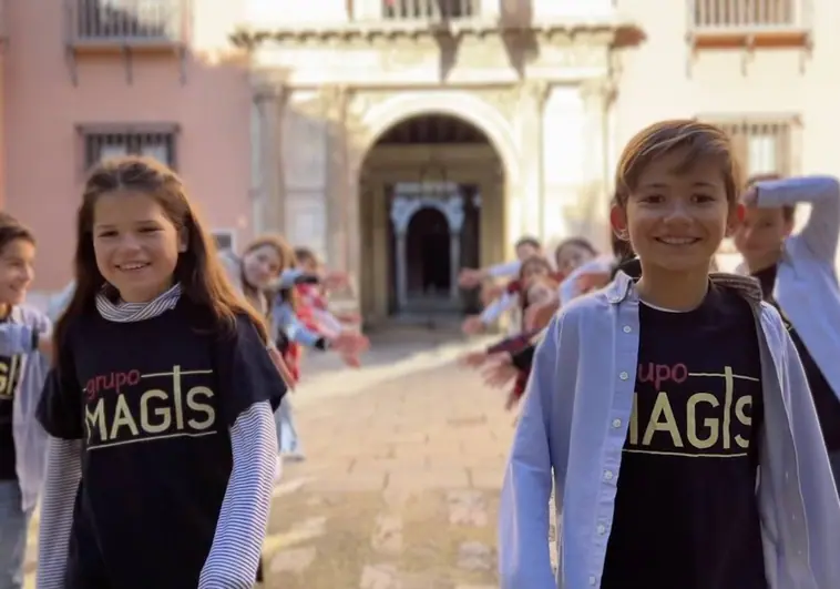 Los 'Pitus' se suman a un colegio de Valladolid para desear la paz al ritmo de los 'Hombres G'
