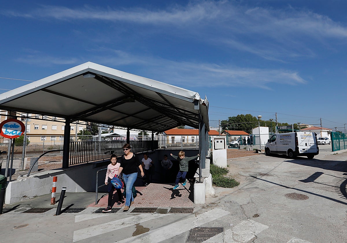 Vecinos salen del paso subterráneo