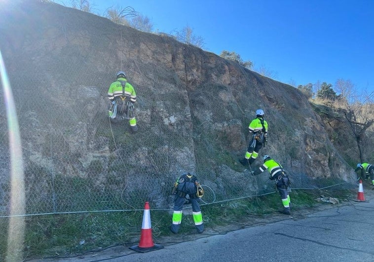 Continúan las obras de consolidación de taludes  con la instalación de mallado metálicos