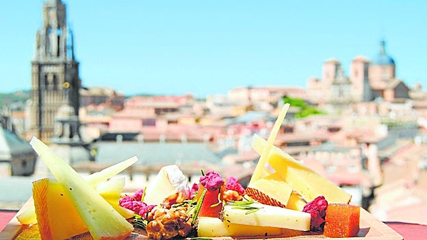 Un aperitivo frente a las cúpulas y los tejados de Toledo