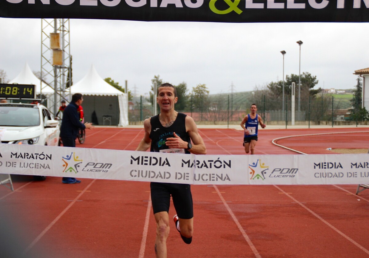 Un atleta durante la Media Maratón de Lucena