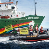 Activistas de Greenpeace se suben a una plataforma petrolera al norte de Canarias: 'Dejad de perforar'