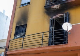 Un brasero y rejas en las ventanas, la trampa mortal de los tres estudiantes muertos en el incendio de Huelva