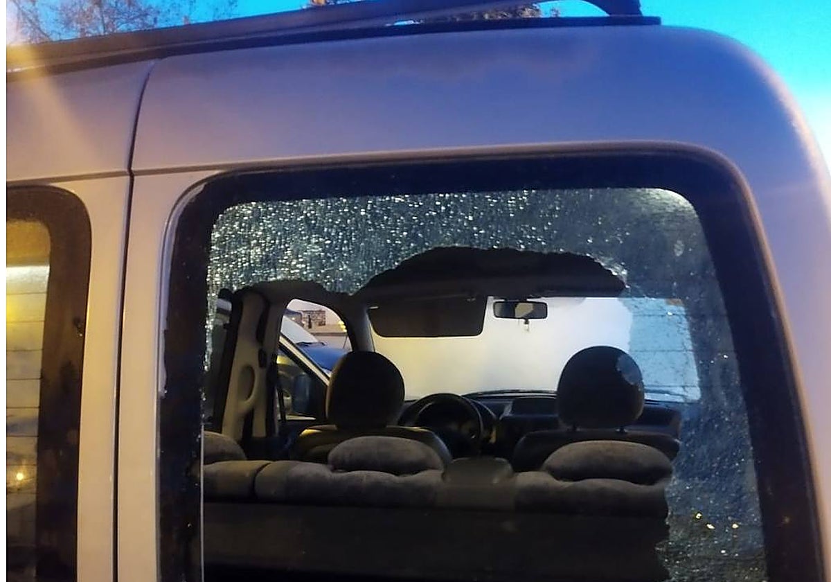 Ventana de uno de los vehículos afectados por los robos en Lucena