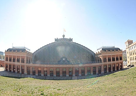 Imagen secundaria 1 - Arriba, fotomontaje del nuevo aspecto que tendrá el acceso a la estación de Atocha tras la remodelación. Abajo, estado actual del acceso por la marquesina principal y desde un lateral
