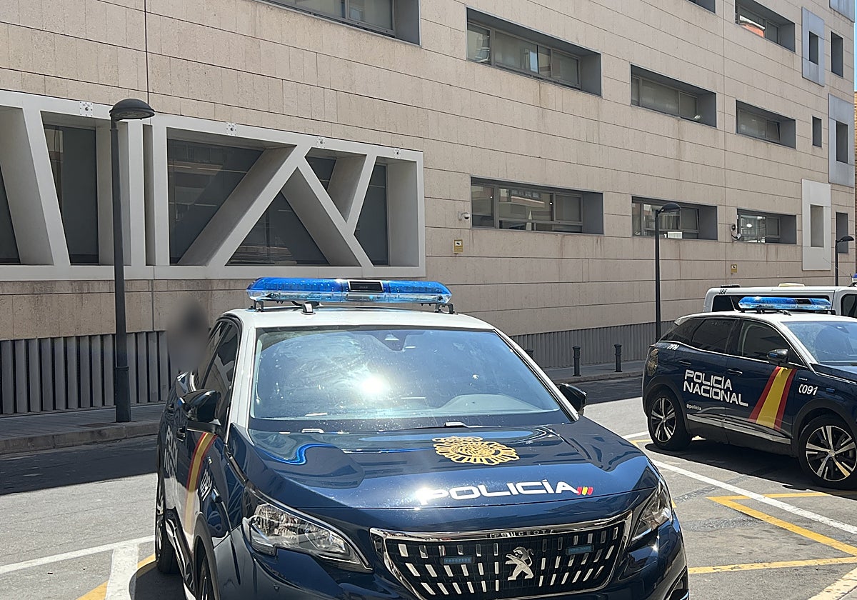 Dos vehículos de la Policía Nacional junto a la Comisaría Provincial de Alicante.