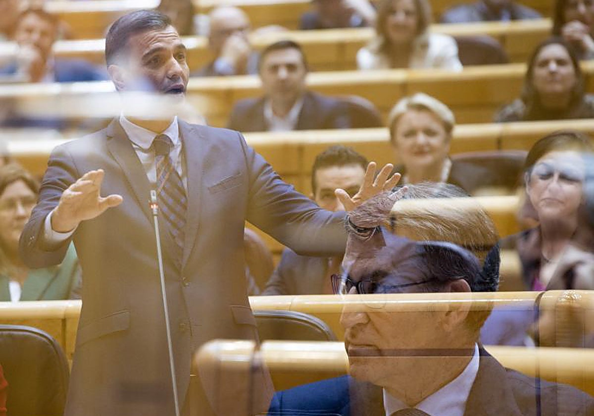 El presidente del Gobierno, Pedro Sánchez, y el líder del PP, Alberto Núñez Feijóo, en su último cara a cara en el senado