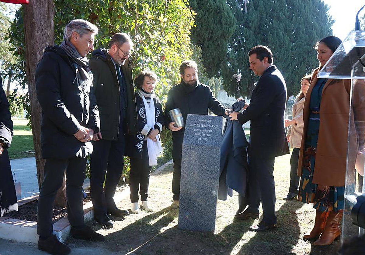 El alcalde y el hijo de Ginés Liébana destapan el pedestal en su memoria