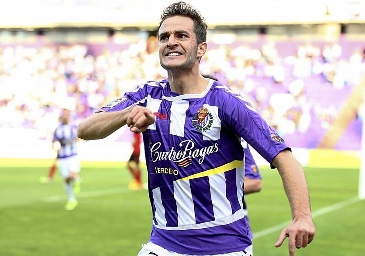 El nuevo delantero del Córdoba CF, Juan Villar, durante un encuentro con el Valladolid