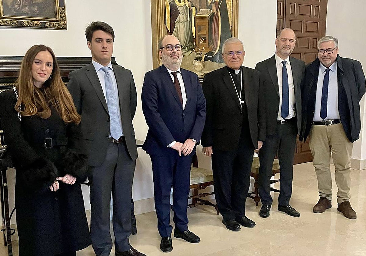 Integrantes de la junta de gobierno de la Expiración, con el obispo de Córdoba