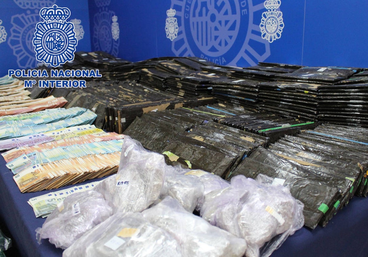 Fajos de billetes y parte de la sustancia incautada durante la operación