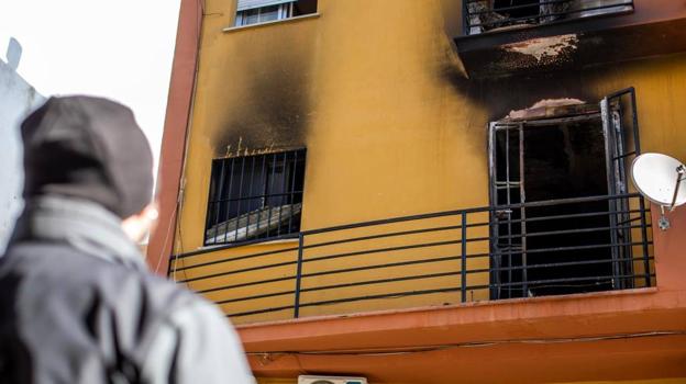 Un brasero y rejas en las ventanas, la trampa mortal de los tres estudiantes muertos en el incendio de Huelva