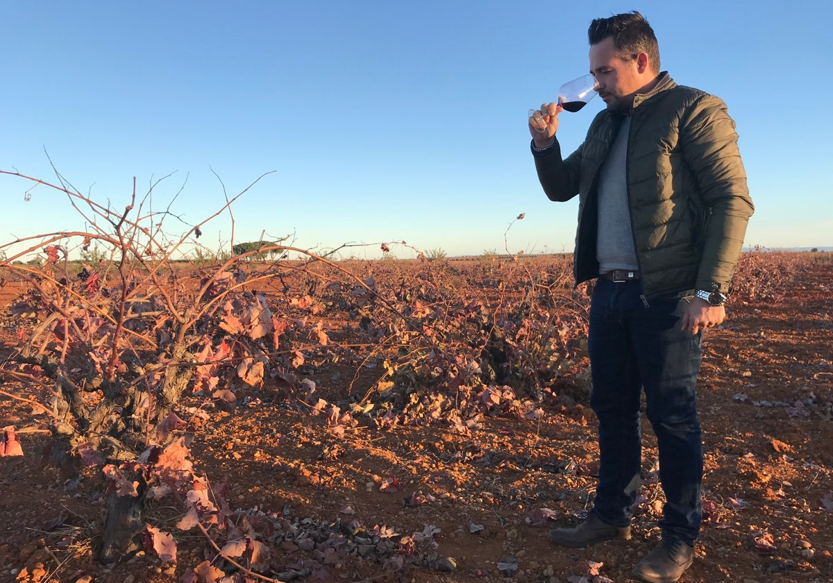 Lorenzo A. López Orozco, joven agricultor y socio fundador de la bodega La Niña de Cuenca, es el coordinador técnico del proyecto